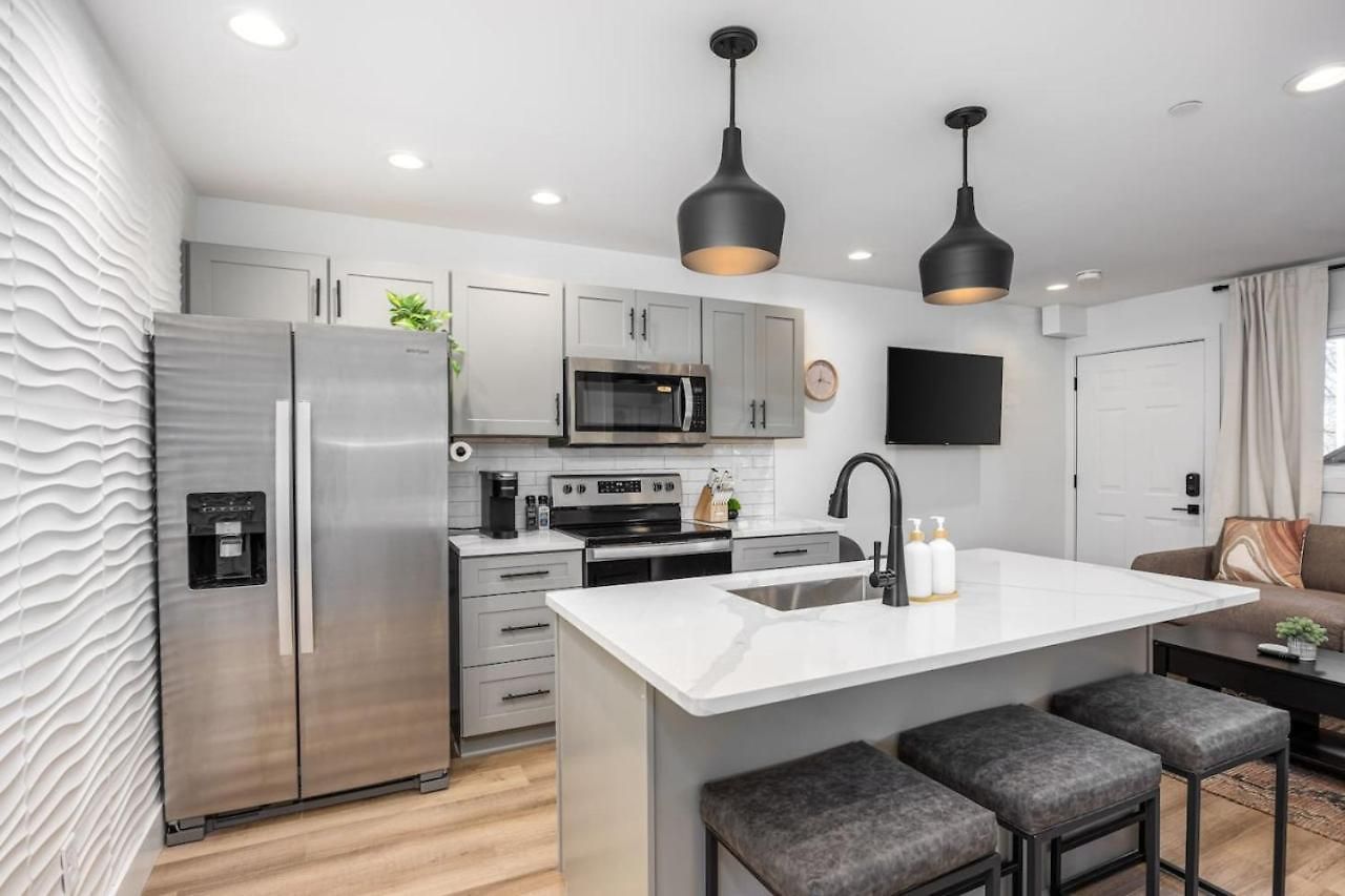Multi-condo Building With 7 Units 15 Bedrooms 22 Beds And Free Parking Holiday home Nashville