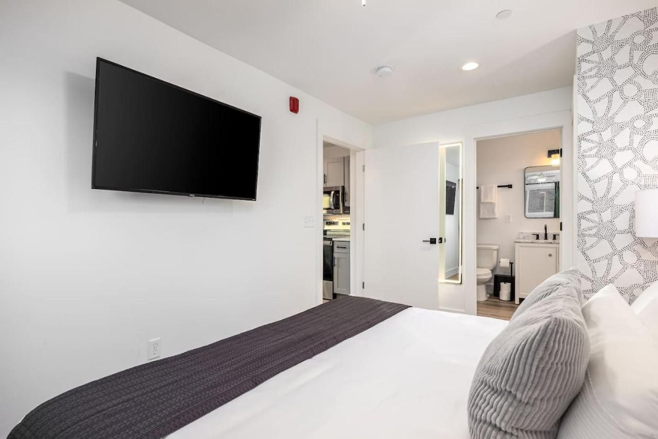 Holiday home Multi-condo Building With 7 Units 15 Bedrooms 22 Beds And Free Parking *