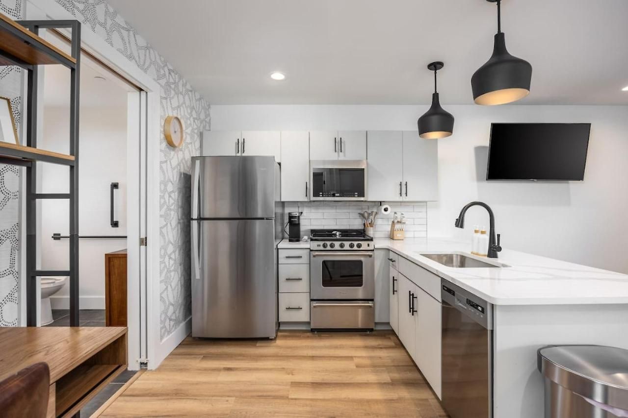 Multi-condo Building With 7 Units 15 Bedrooms 22 Beds And Free Parking Holiday home Nashville