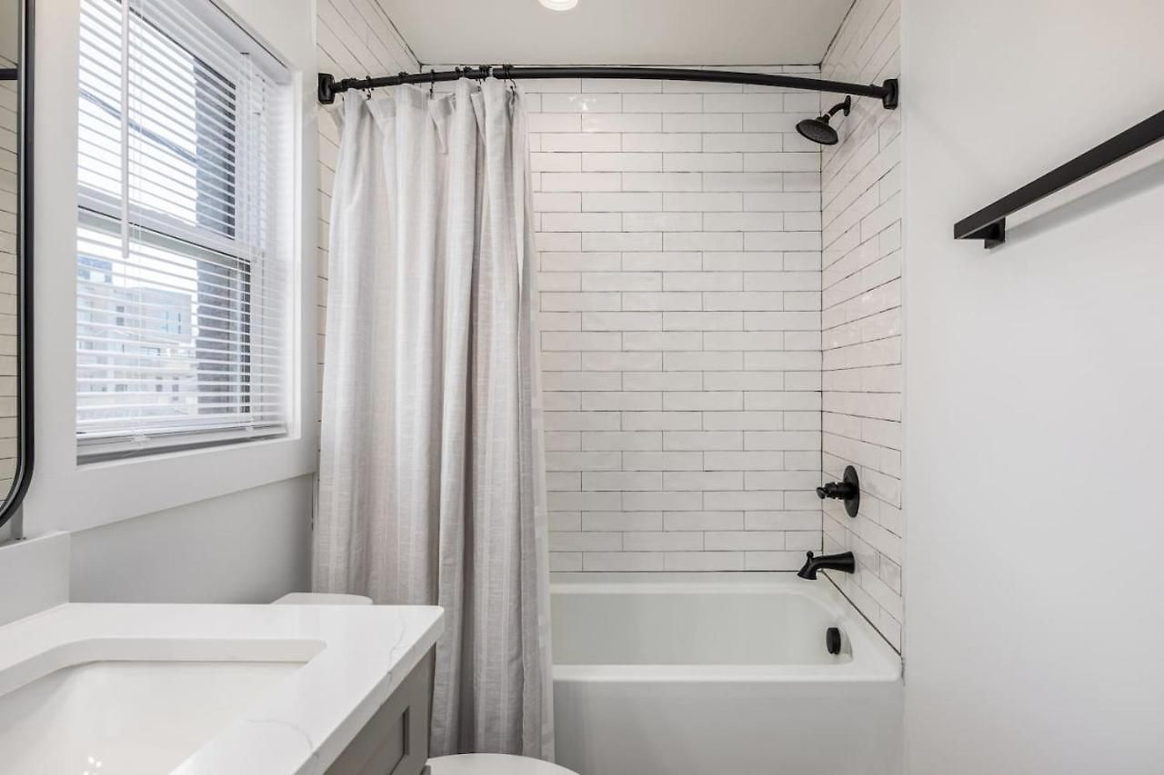 Multi-condo Building With 7 Units 15 Bedrooms 22 Beds And Free Parking Nashville