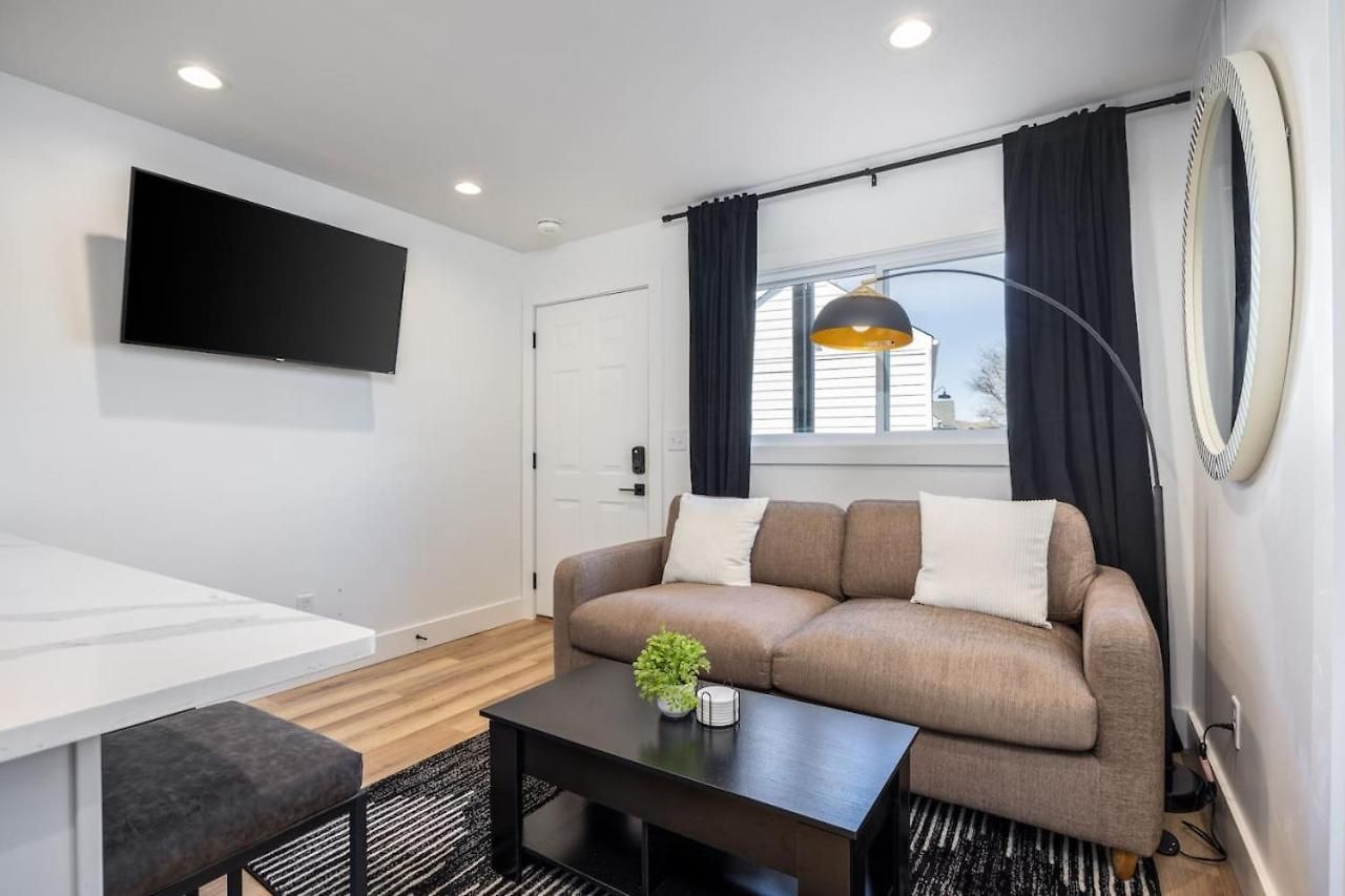 Holiday home Multi-condo Building With 7 Units 15 Bedrooms 22 Beds And Free Parking *