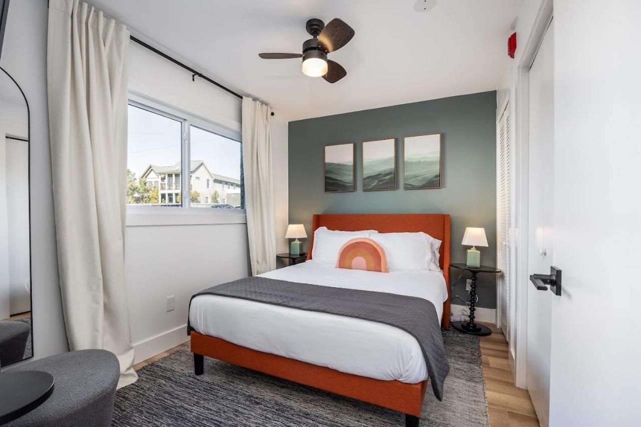 Multi-condo Building With 7 Units 15 Bedrooms 22 Beds And Free Parking