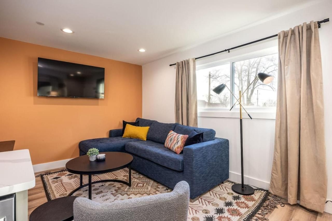 Holiday home Multi-condo Building With 7 Units 15 Bedrooms 22 Beds And Free Parking *