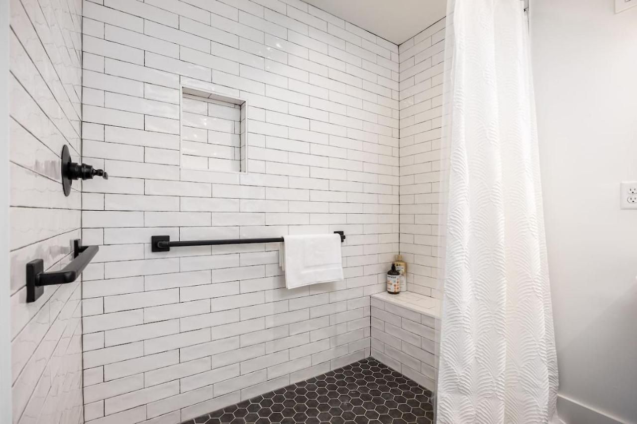 Multi-condo Building With 7 Units 15 Bedrooms 22 Beds And Free Parking * Nashville