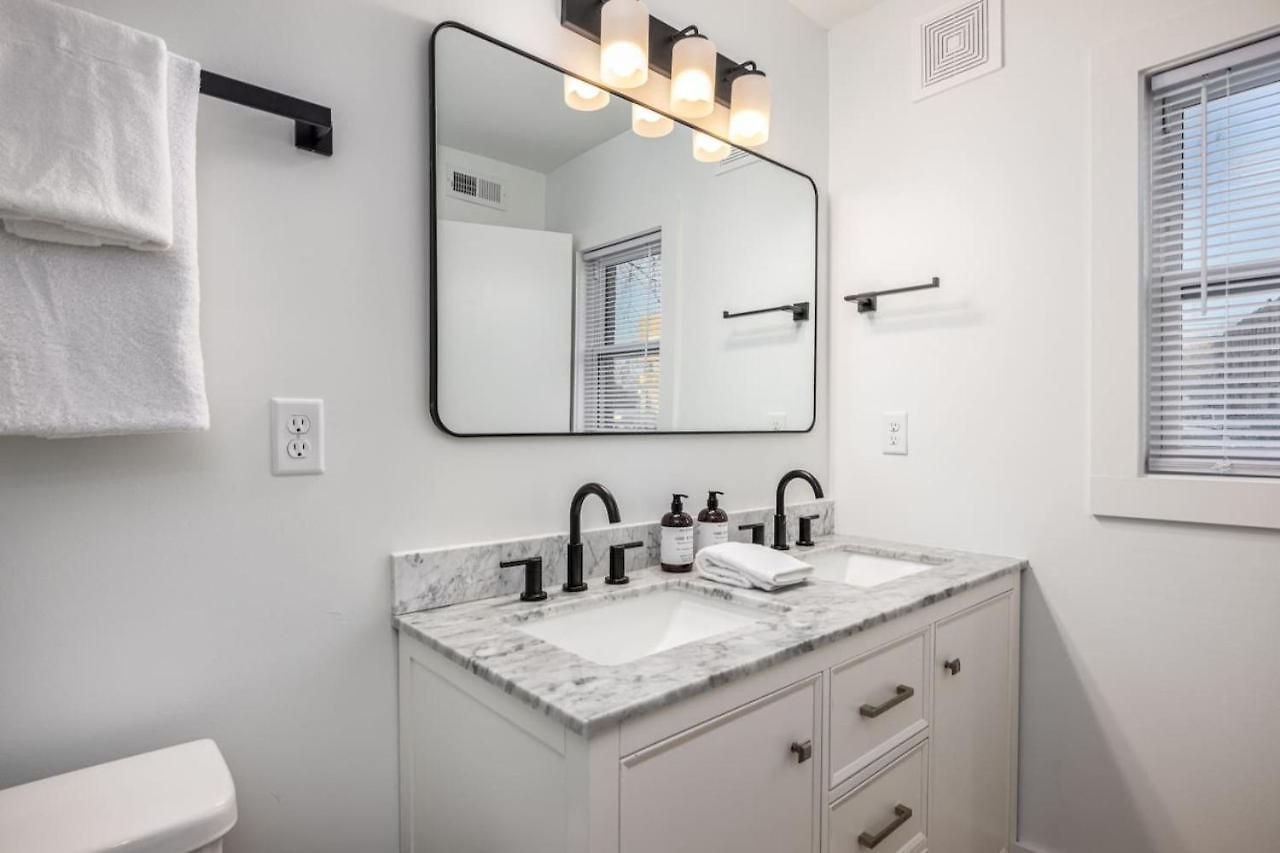 Multi-condo Building With 7 Units 15 Bedrooms 22 Beds And Free Parking Holiday home Nashville