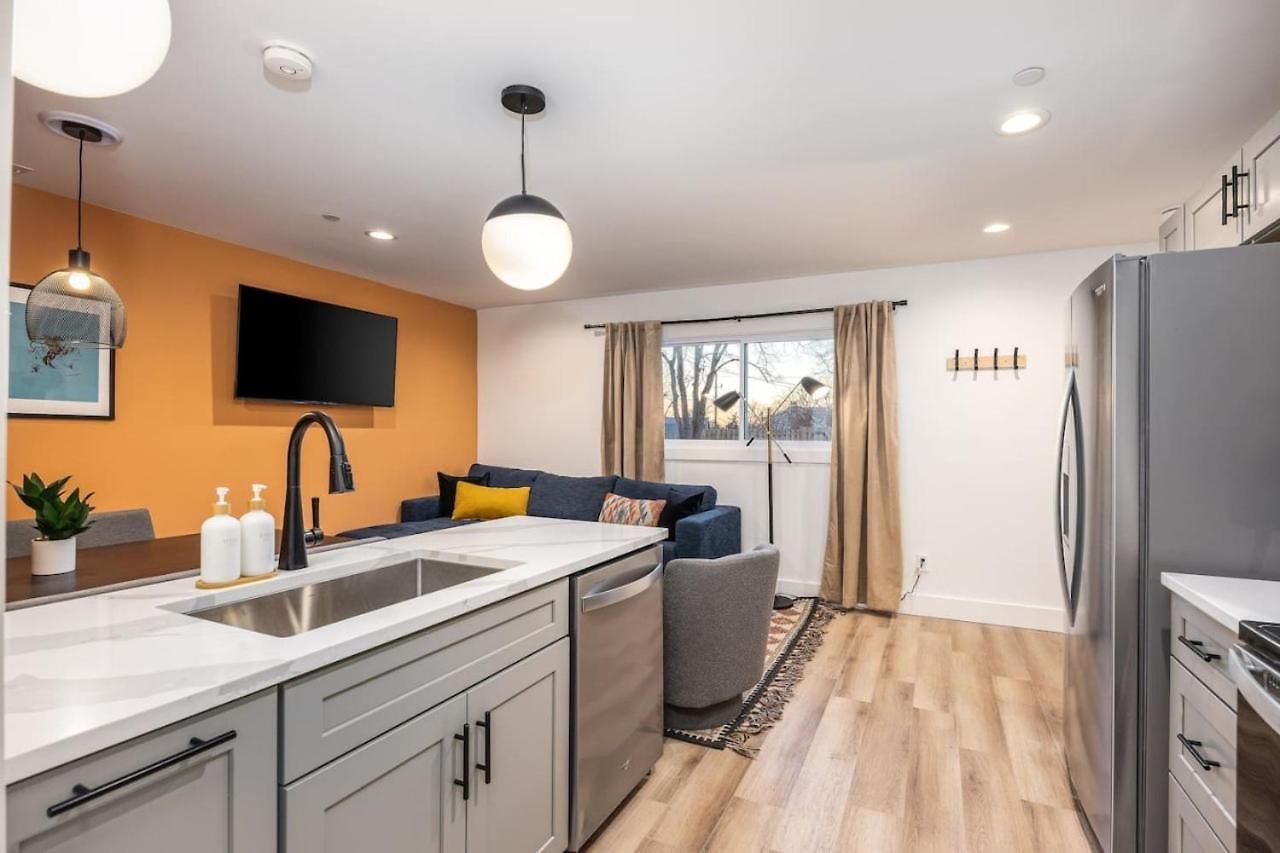Multi-condo Building With 7 Units 15 Bedrooms 22 Beds And Free Parking