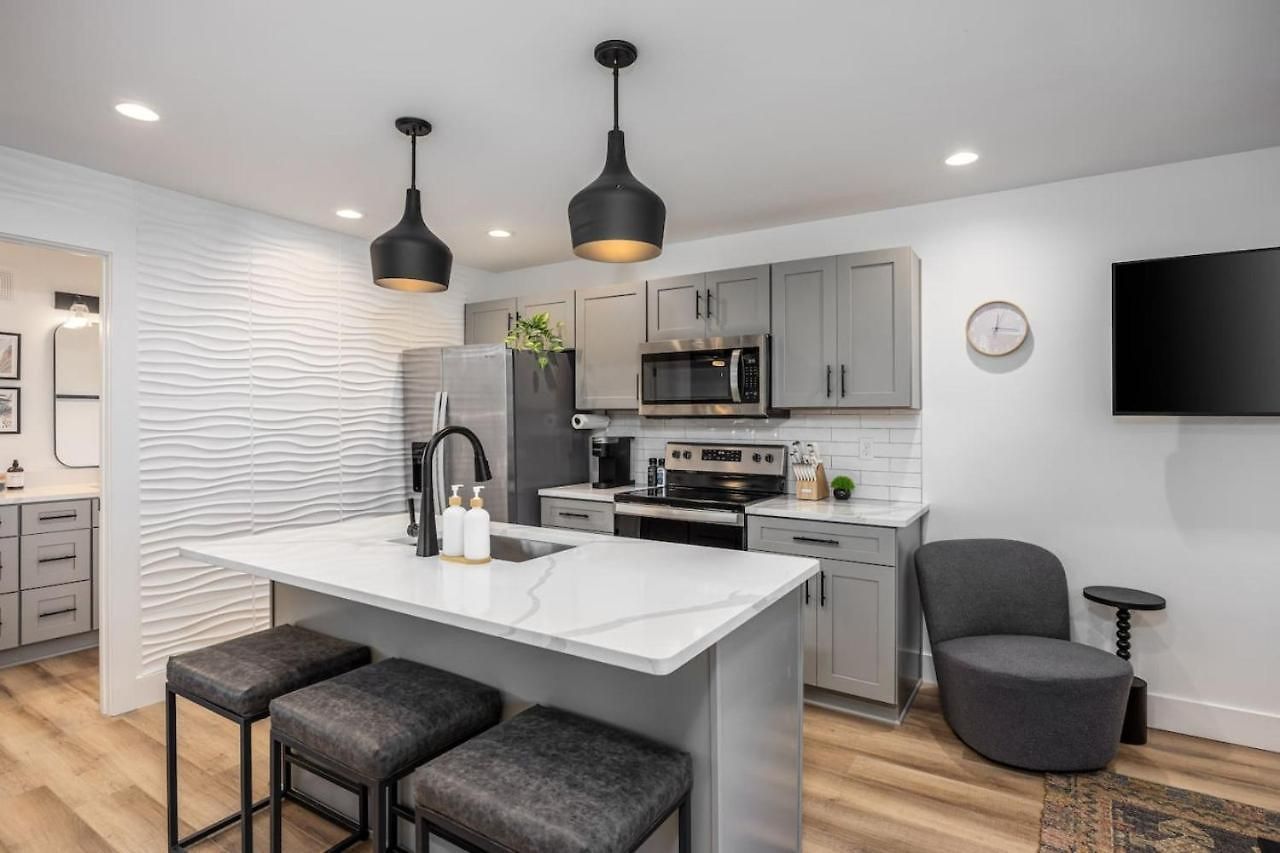 Multi-condo Building With 7 Units 15 Bedrooms 22 Beds And Free Parking