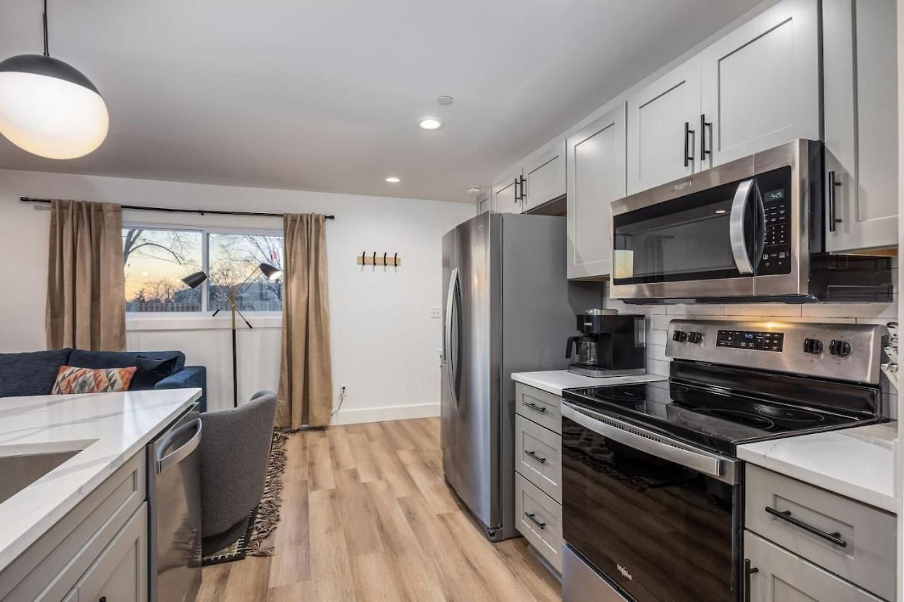 Multi-condo Building With 7 Units 15 Bedrooms 22 Beds And Free Parking