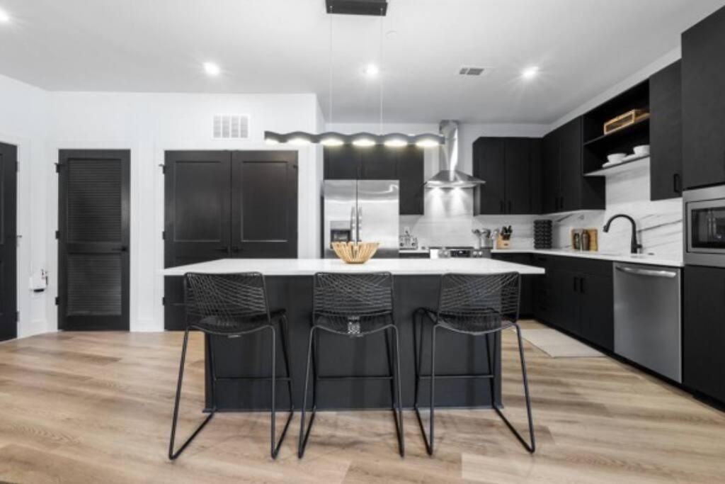 Electric - Odyssey -top Floor West End 2 Bedroom - Minutes To Broadway Apartment *