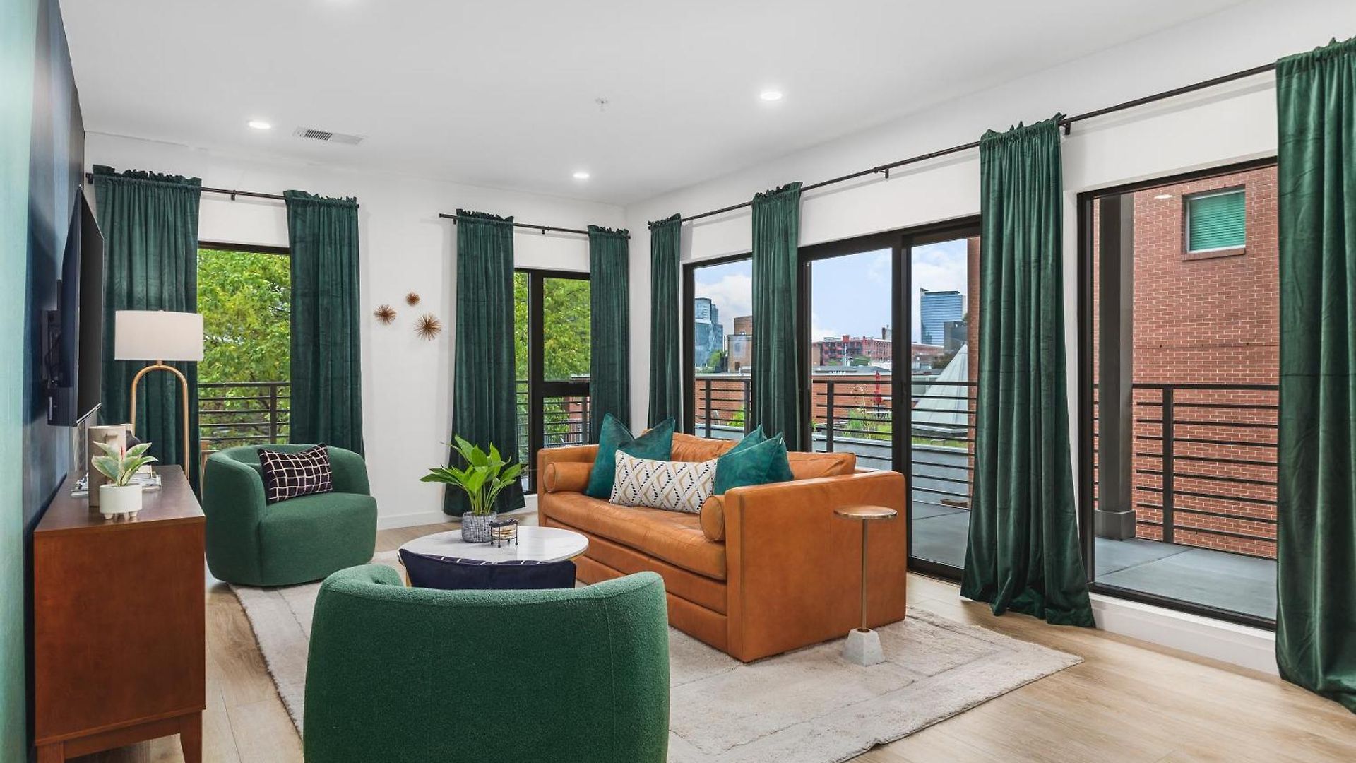 Luxury In The Gulch With Patio Pool Walk To Broadway Nashville