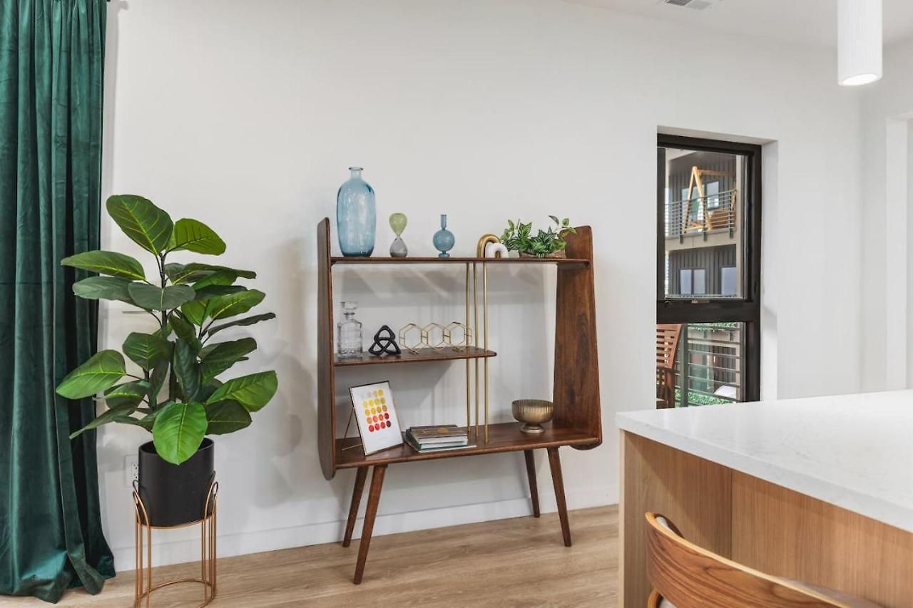 Apartment Luxury In The Gulch With Patio Pool Walk To Broadway