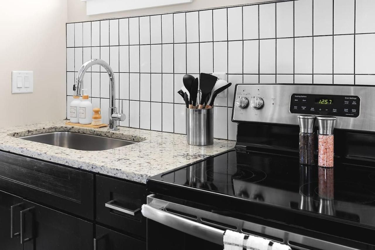 Modern With Rooftop Deck Walk To Coffee Restaurants Brewery Holiday home *