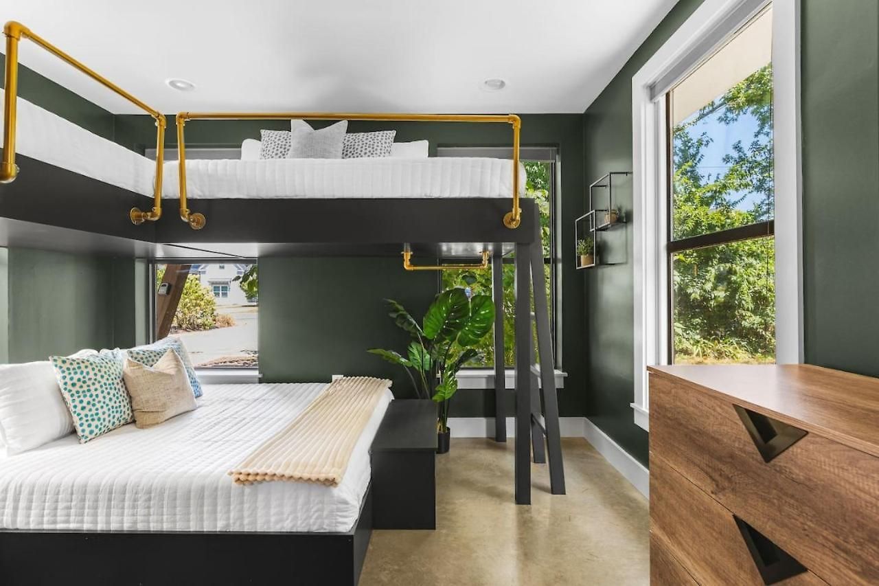 Modern With Rooftop Deck Walk To Coffee Restaurants Brewery Holiday home *