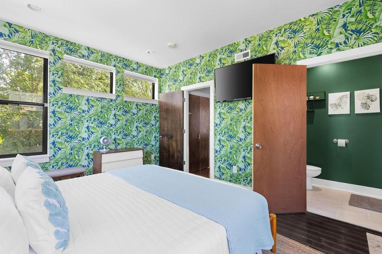Modern With Rooftop Deck Walk To Coffee Restaurants Brewery Holiday home