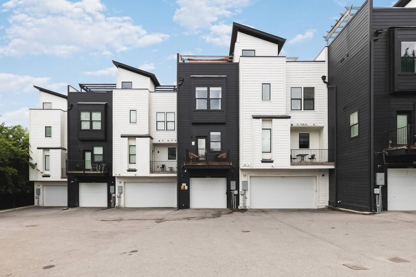 Rooftop Deck Firepit And Garage Walk To 12 South And Restaurants Holiday home Nashville