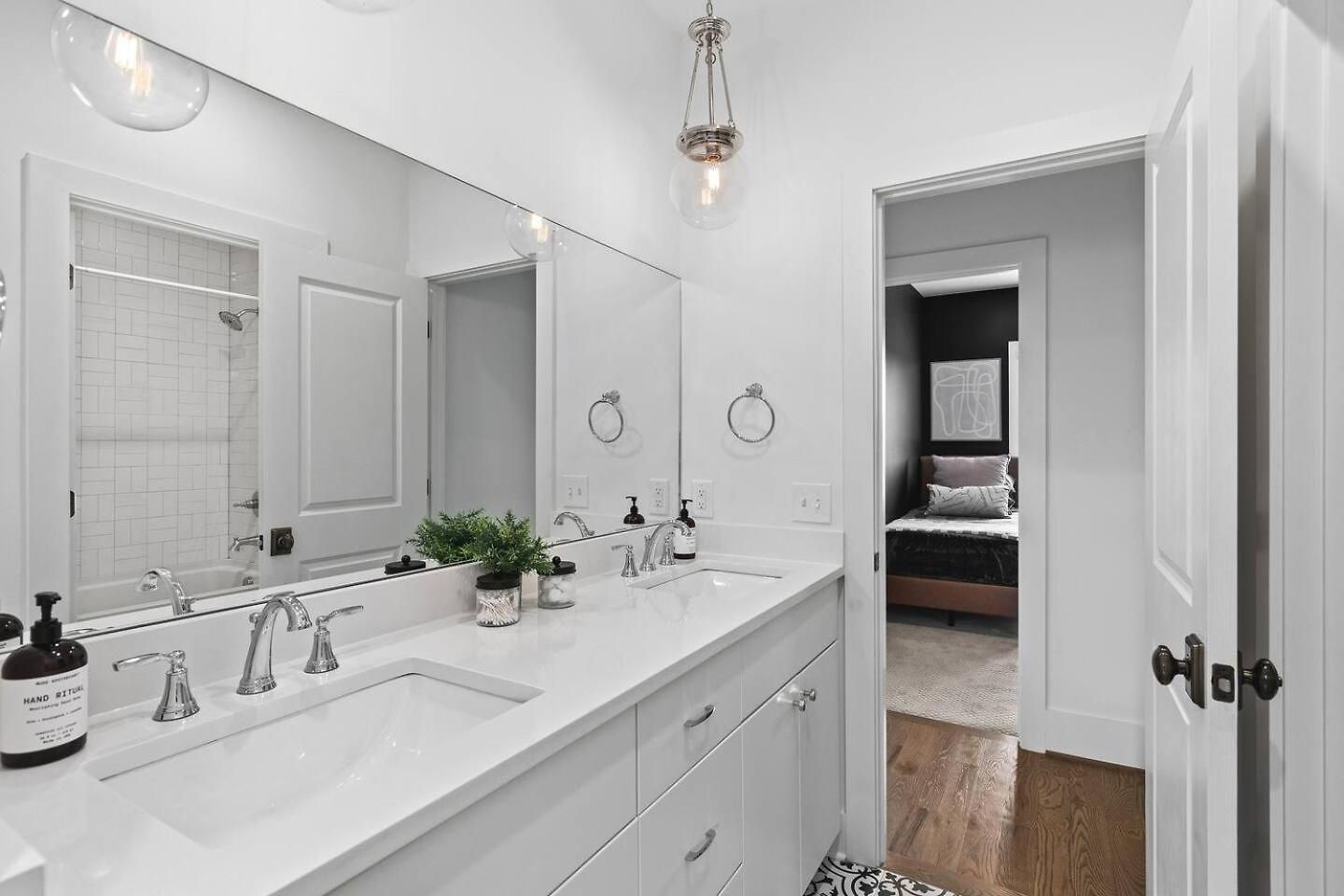 Stunning With Garage And Patio Walk To Restaurants 12 South And Belmont Holiday home Nashville