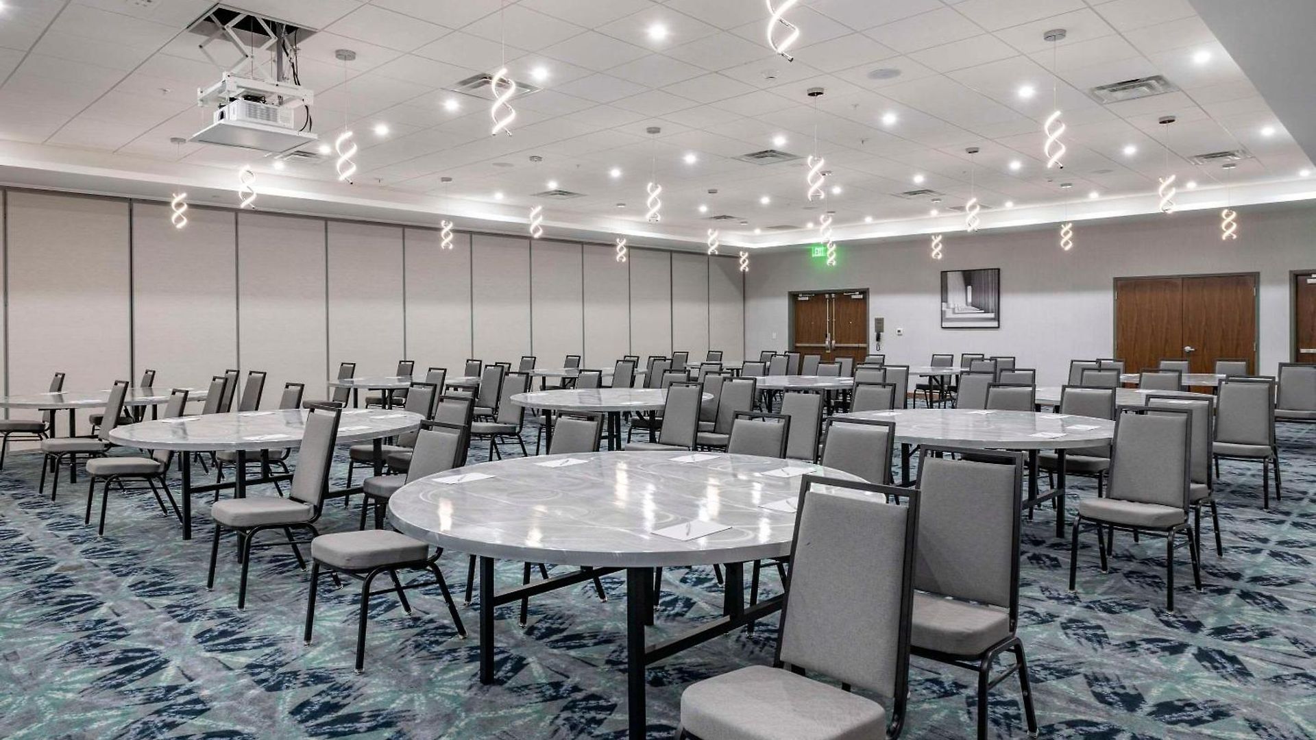 Cambria Airport Hotel 5*