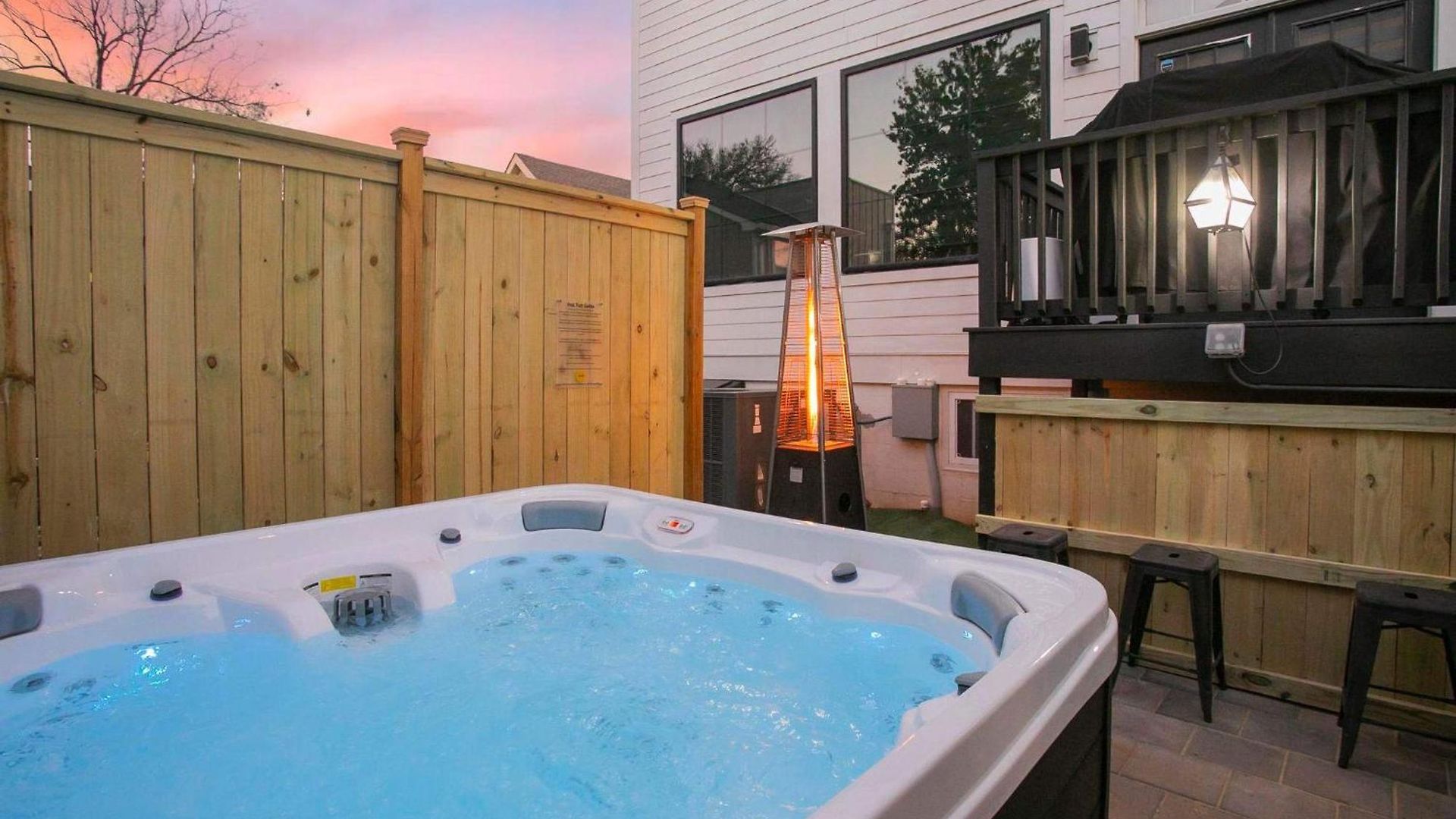Spacious Only 2 Miles From Downtown Holiday home