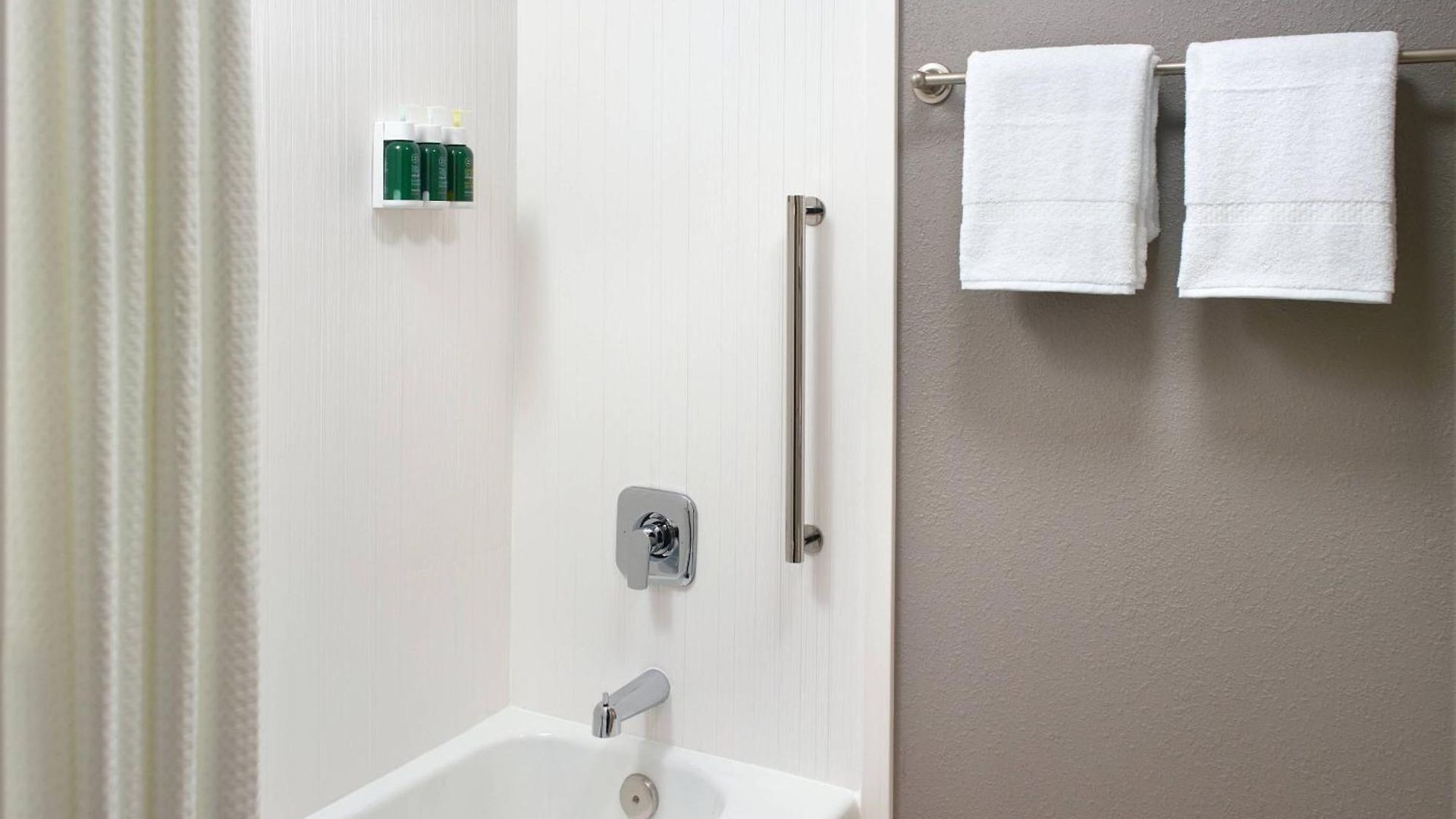 Courtyard By Marriott Airport Hotel