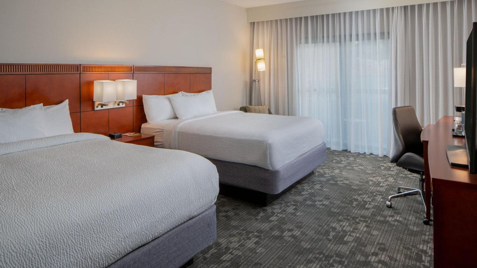 Hotel Courtyard By Marriott Airport
