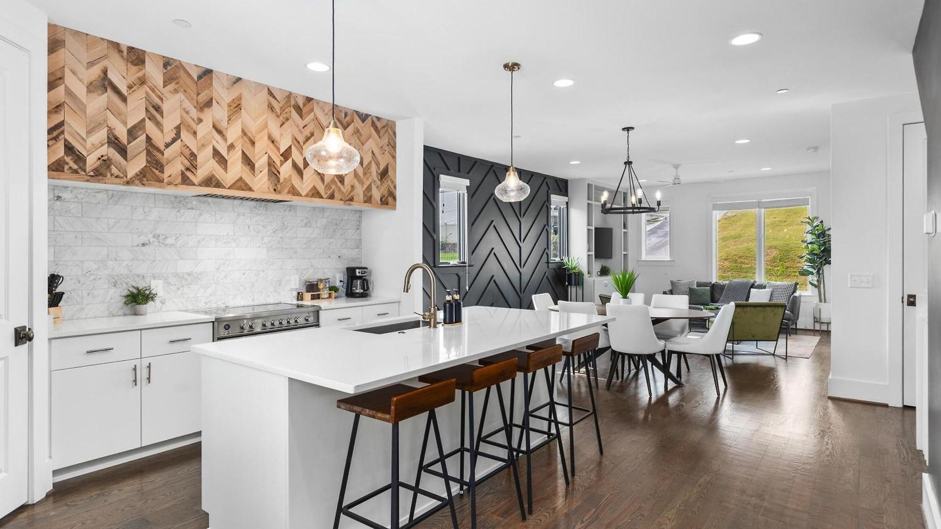 Upscale With Patio Walk To 12 South And Belmont Holiday home *