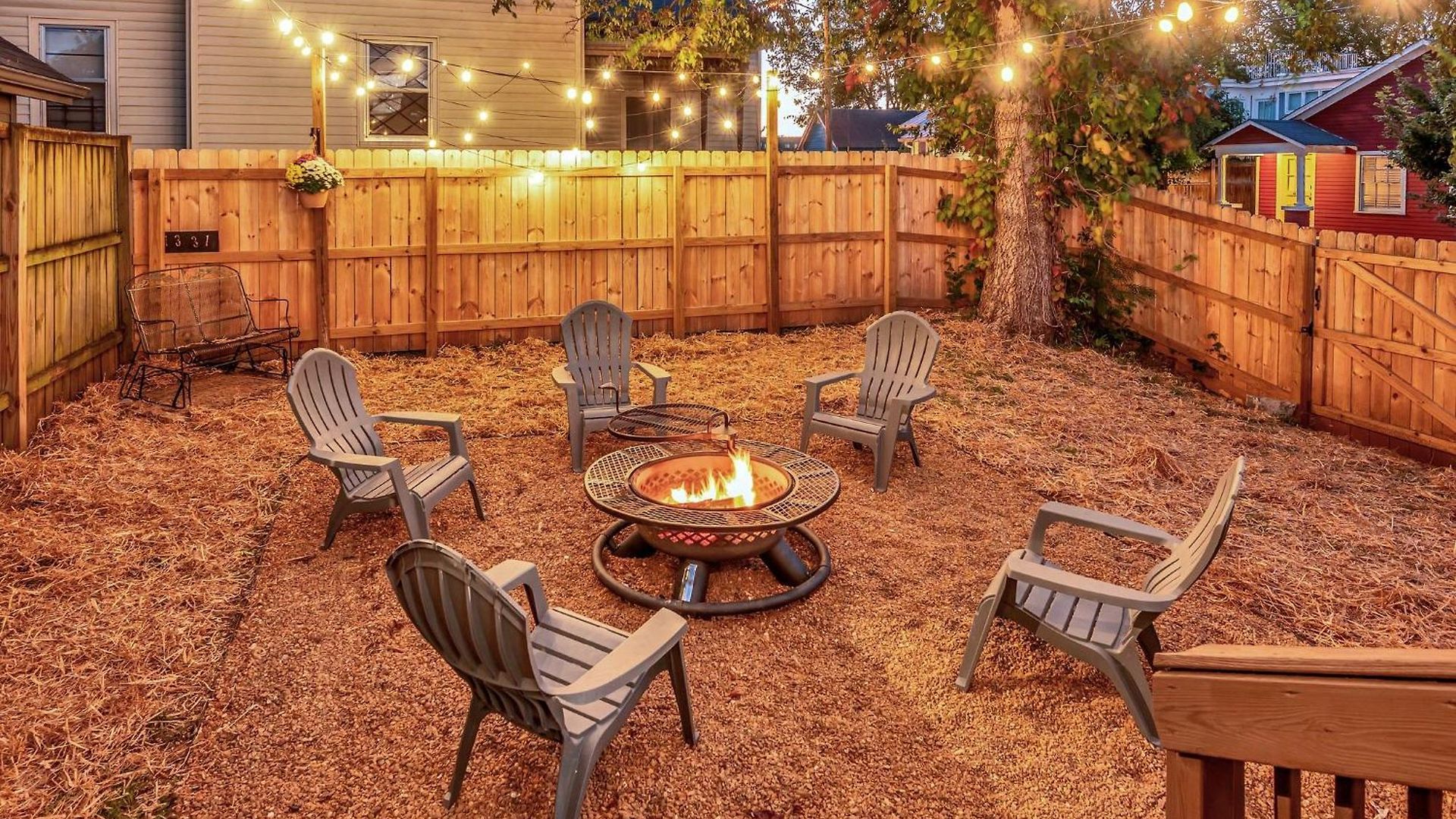 Holiday home Fully Furnished With Deck Near Center
