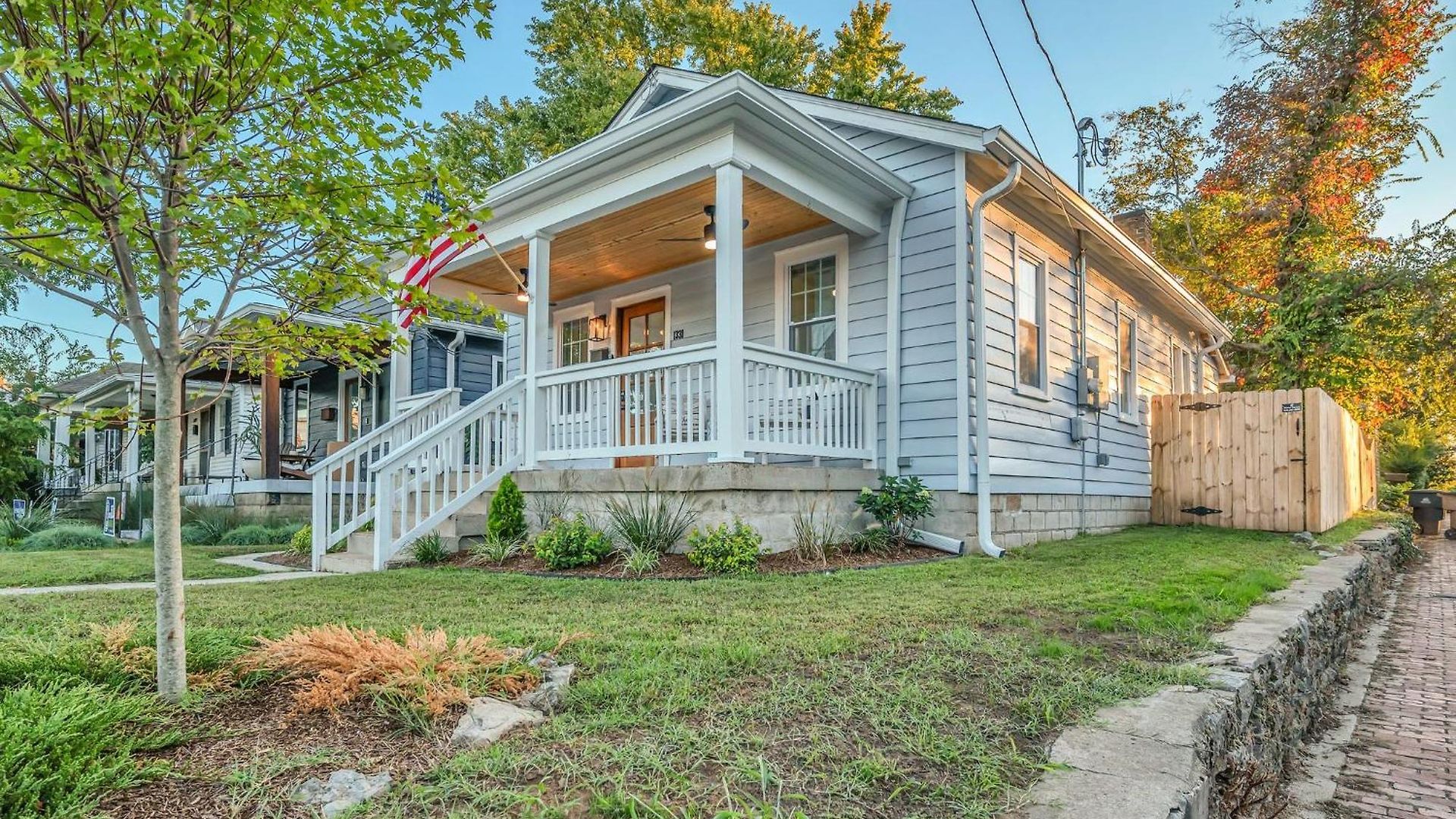 Fully Furnished With Deck Near Center *