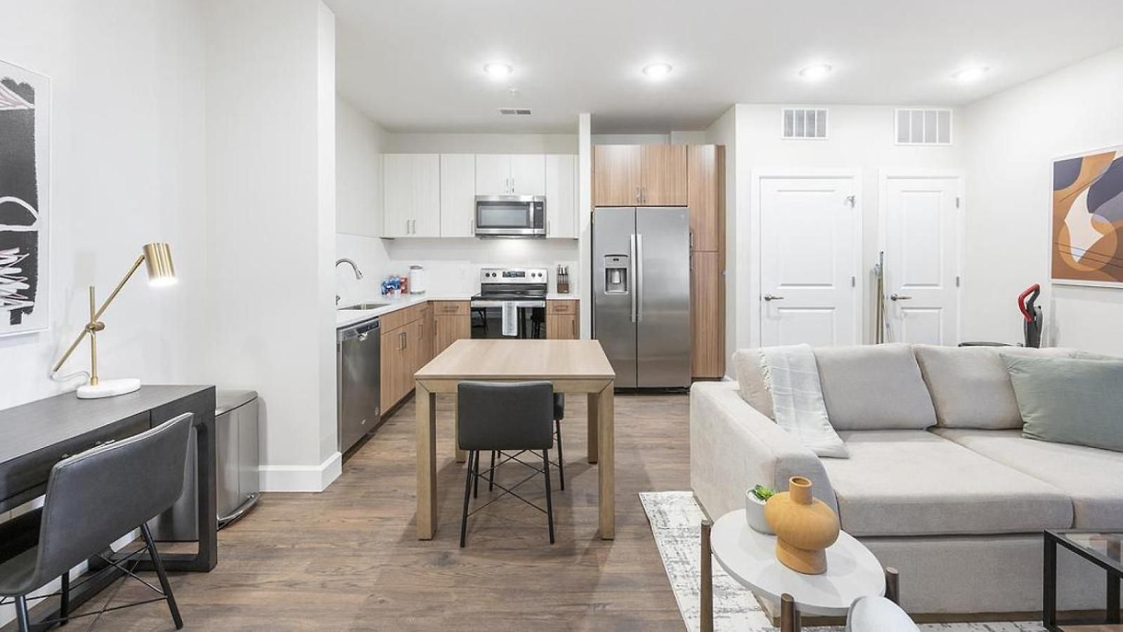 Landing Modern With Amazing Amenities Apartment Nashville