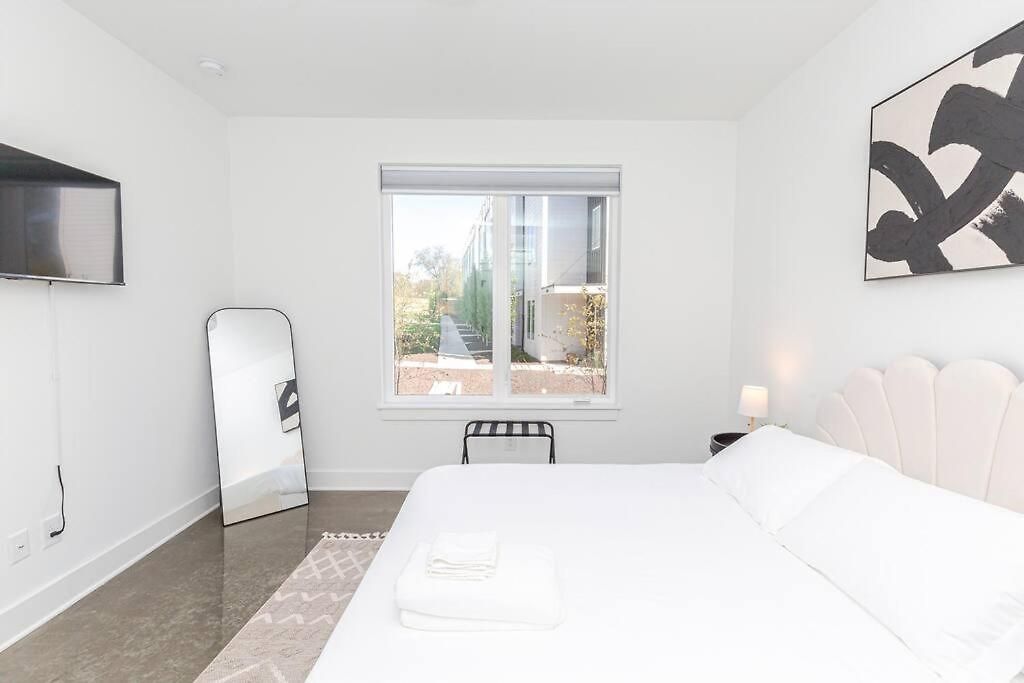 New! Beautiful Murals, Rooftop Deck & Karaoke! Holiday home