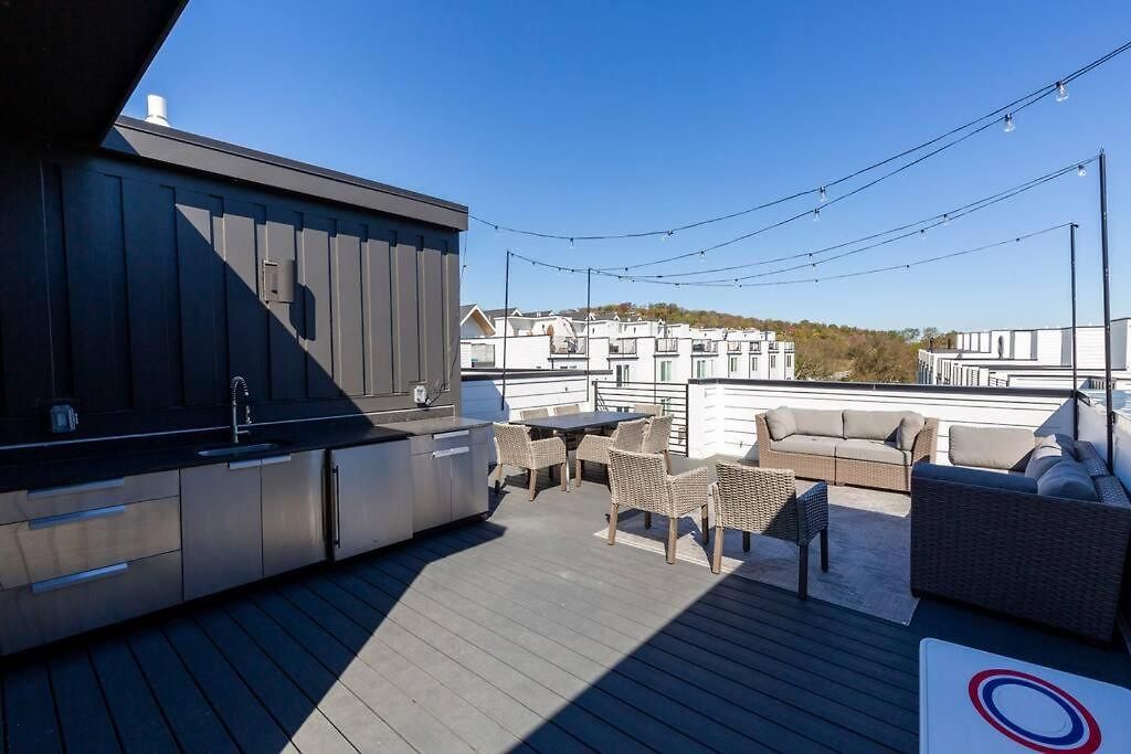 New! Beautiful Murals, Rooftop Deck & Karaoke! *