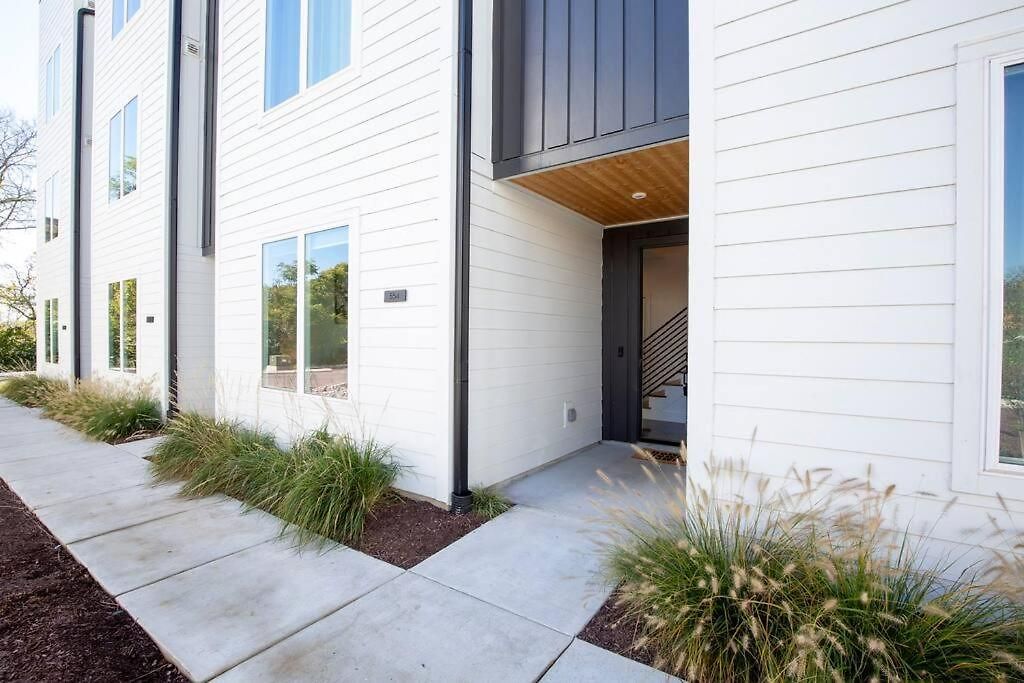 New! Beautiful Murals, Rooftop Deck & Karaoke! Holiday home *