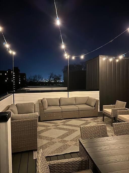 New! Beautiful Murals, Rooftop Deck & Karaoke! Nashville