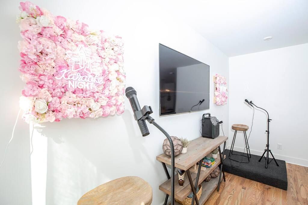 Holiday home New! Beautiful Murals, Rooftop Deck & Karaoke! *