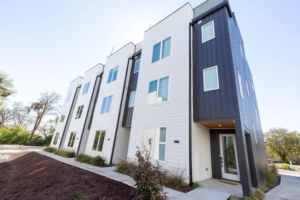 New! Beautiful Murals, Rooftop Deck & Karaoke! Nashville