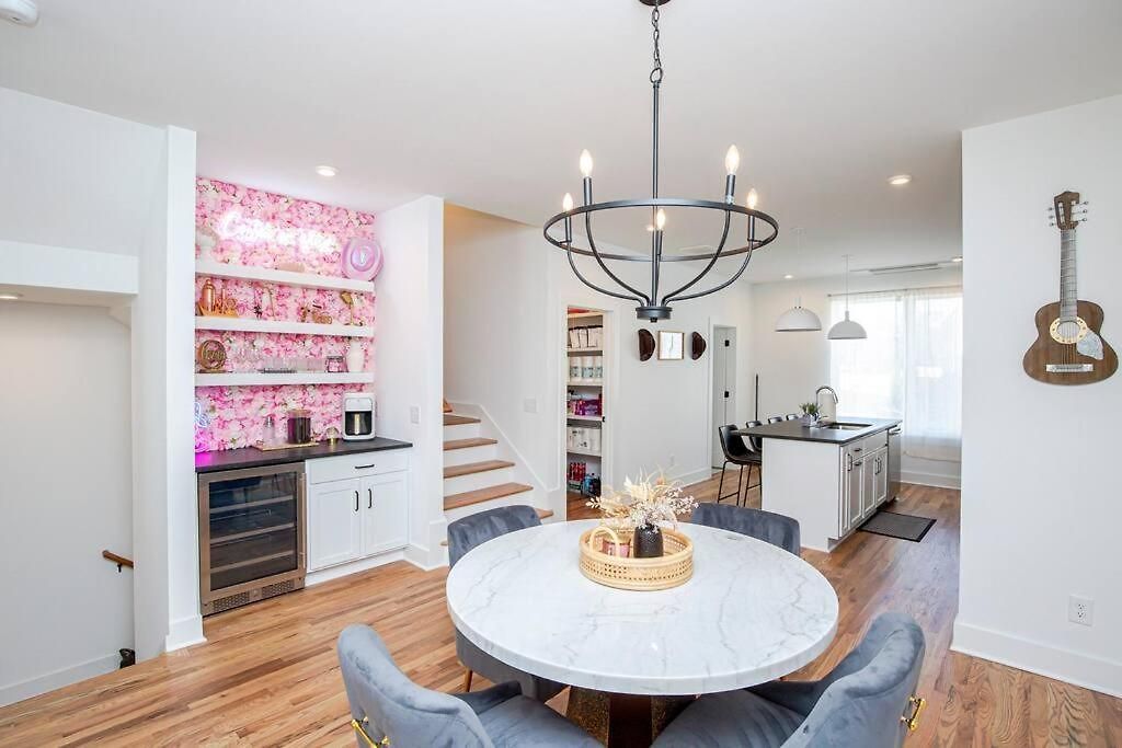 New! Beautiful Murals, Rooftop Deck & Karaoke! Holiday home *