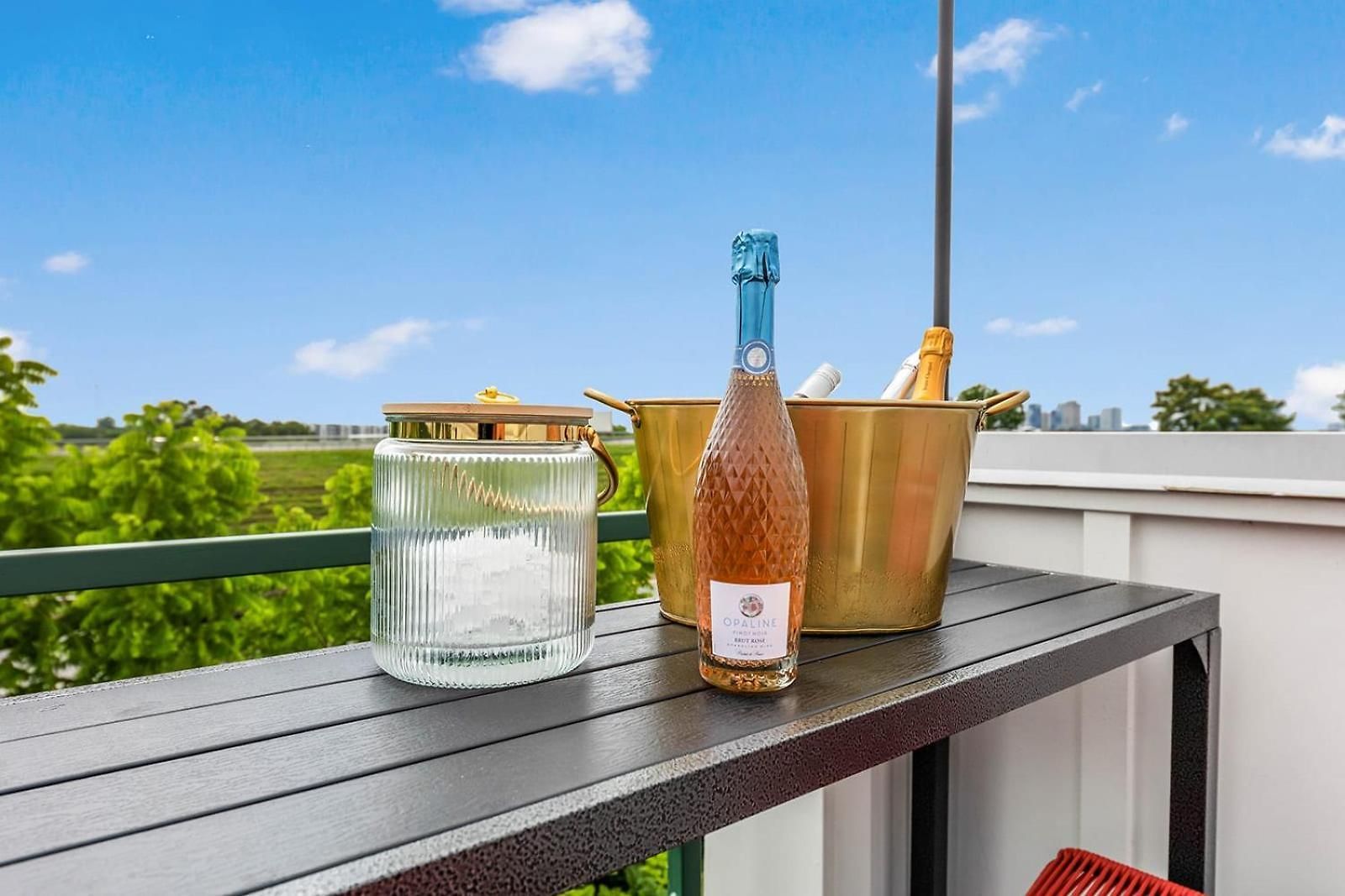 Bourbon & Bubbles - Rooftop Hot Tub & Speakeasy