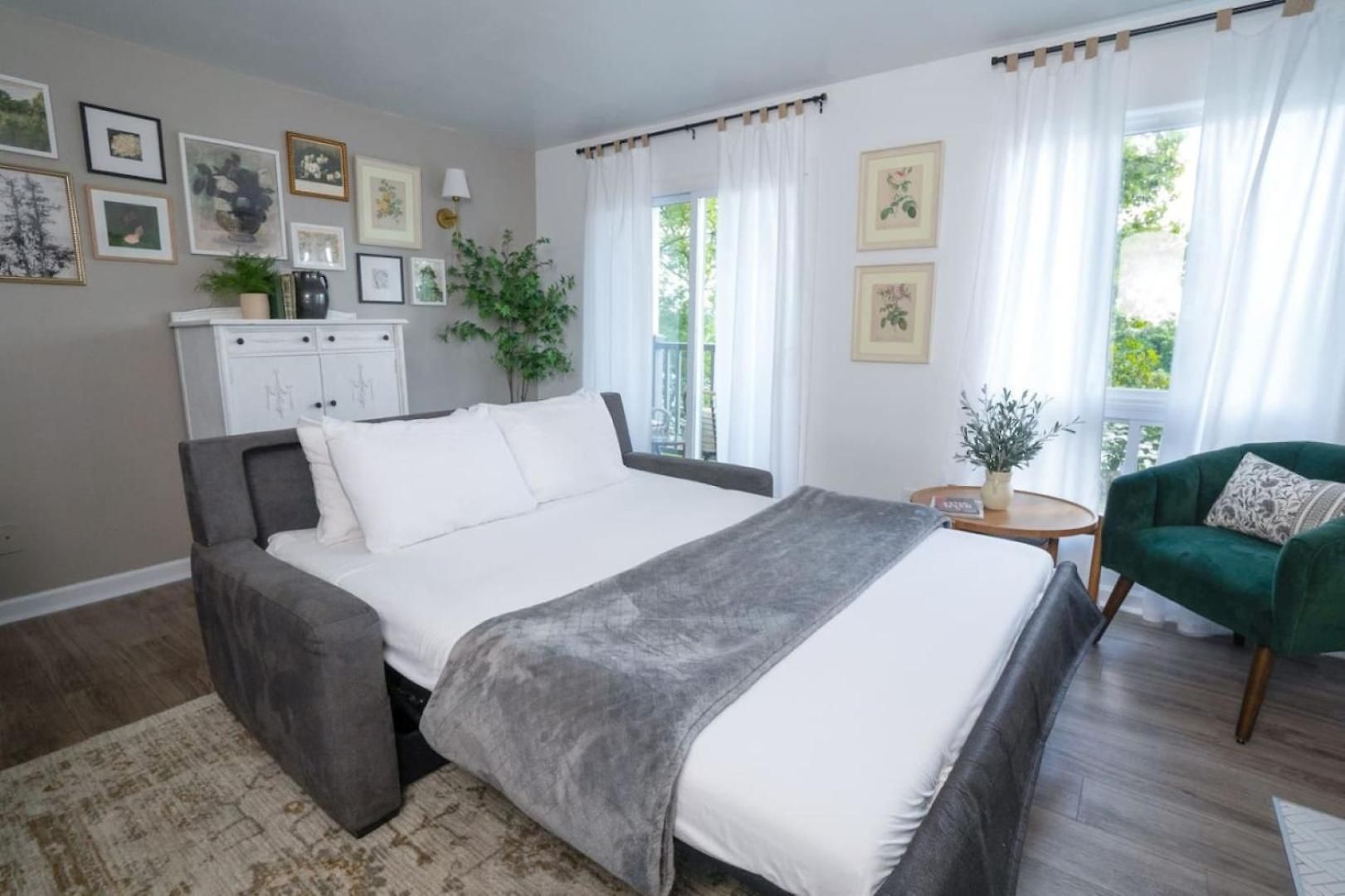 Stunning Riverfront Getaway In Downtown