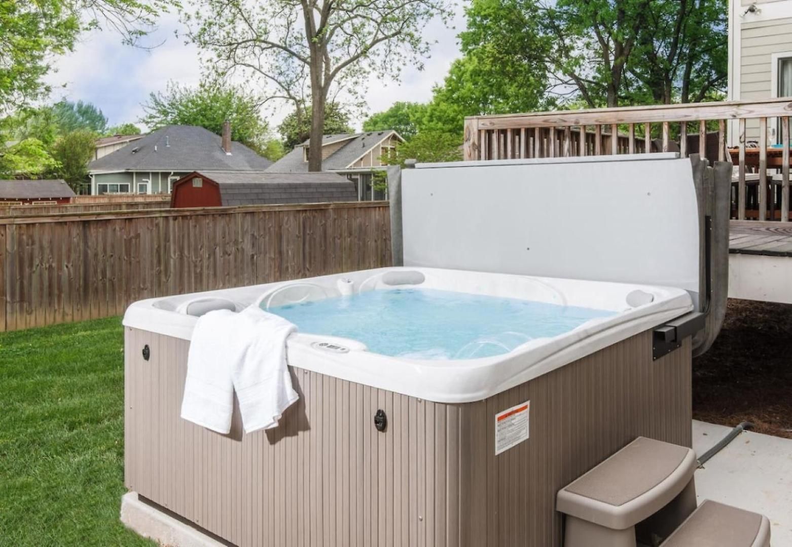 Large Grand East Nash 4Br Hot Tub Holiday home *