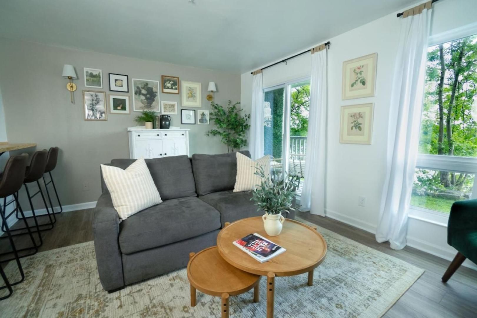 Stunning Riverfront Getaway In Downtown Holiday home *