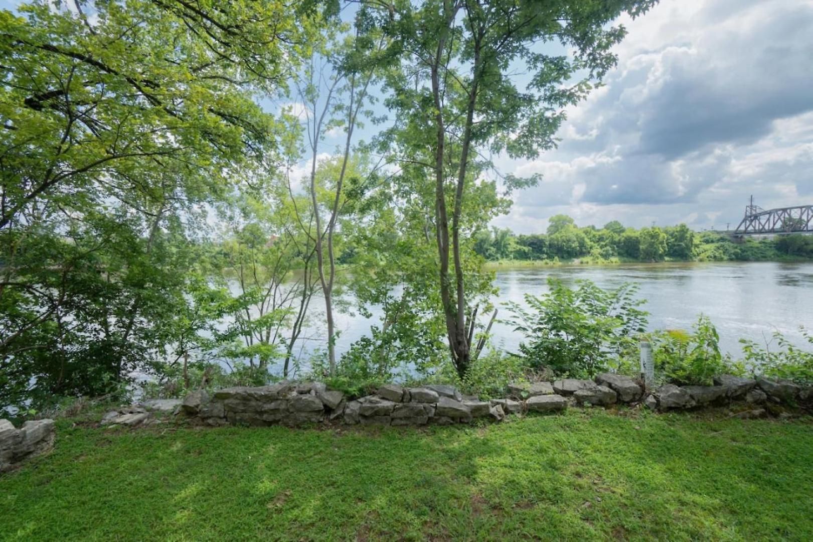 Holiday home Stunning Riverfront Getaway In Downtown