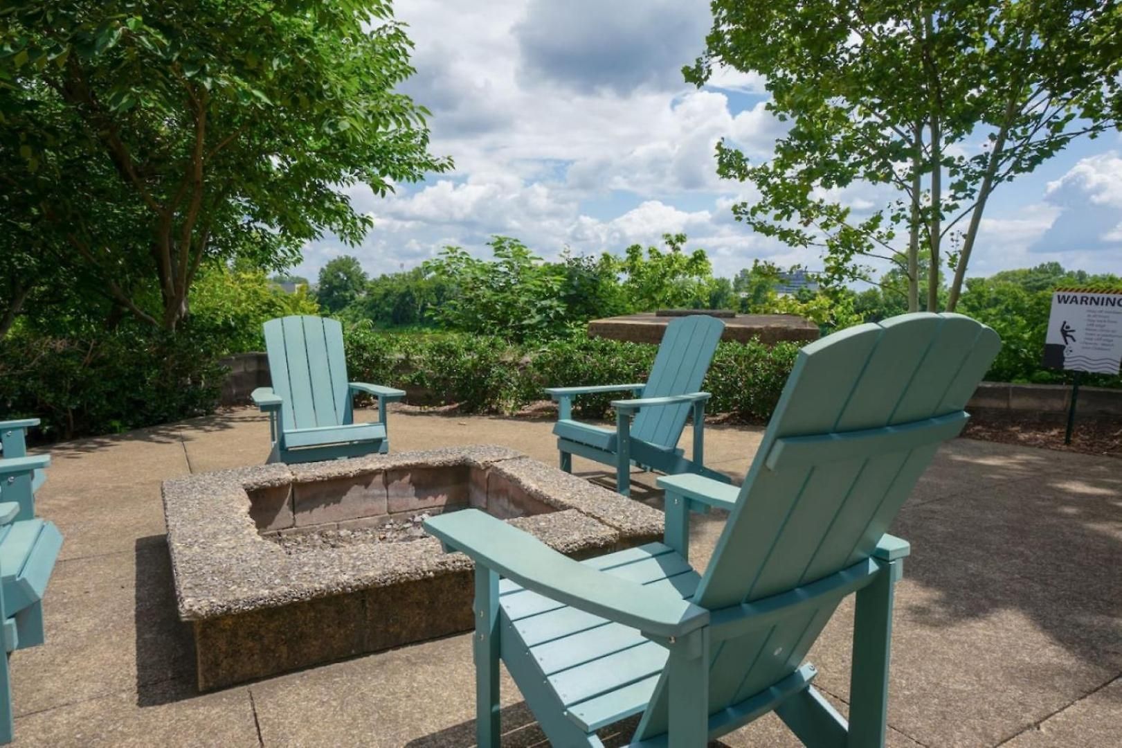 Stunning Riverfront Getaway In Downtown Holiday home