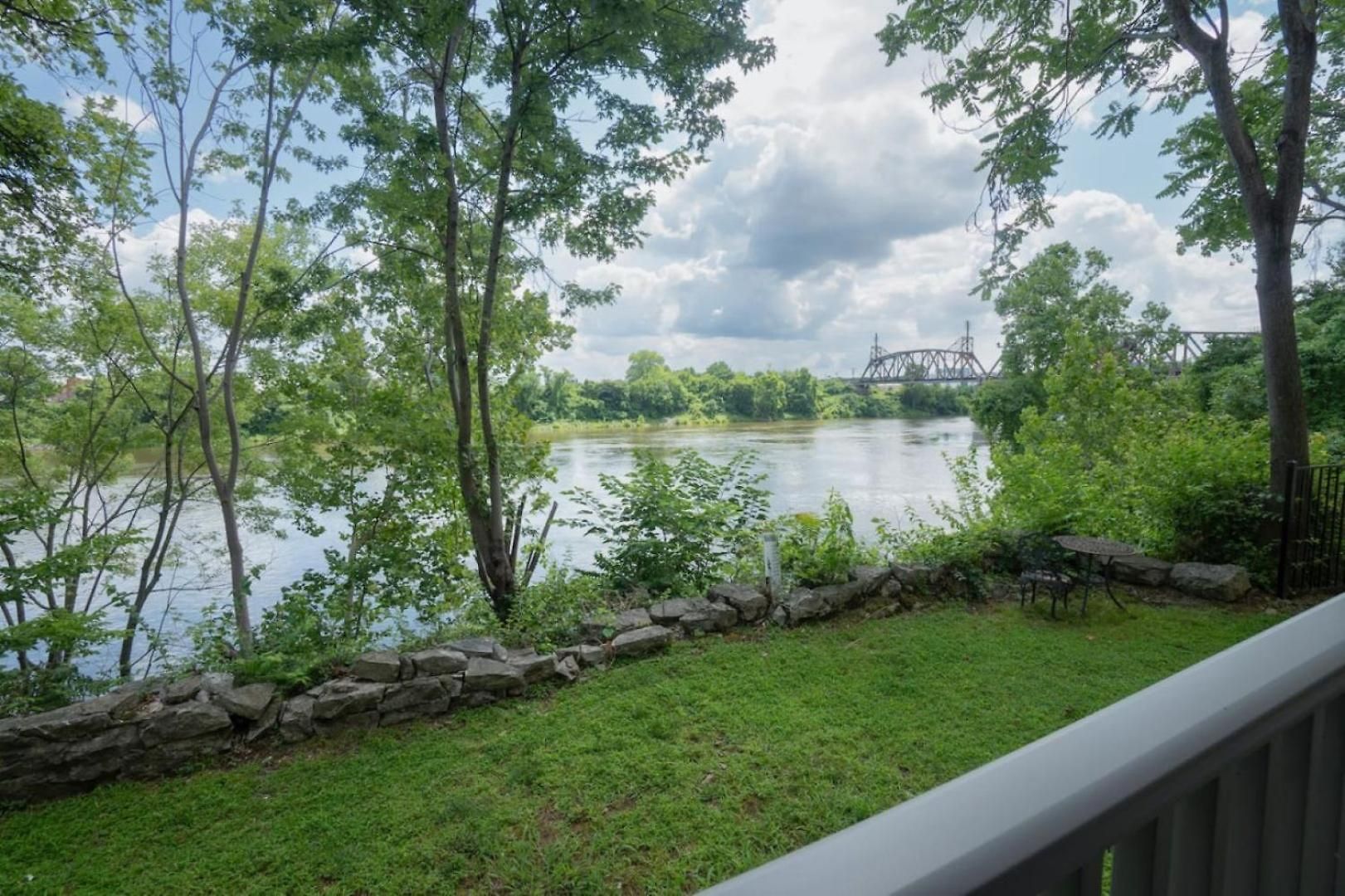 Holiday home Stunning Riverfront Getaway In Downtown