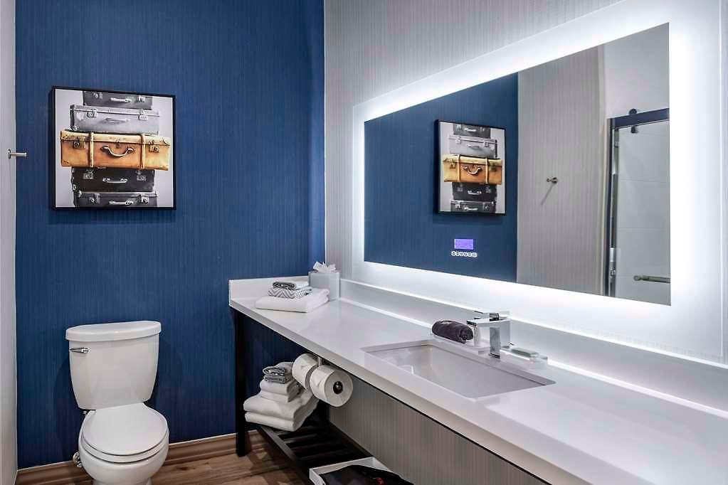 Cambria Airport Hotel 5*