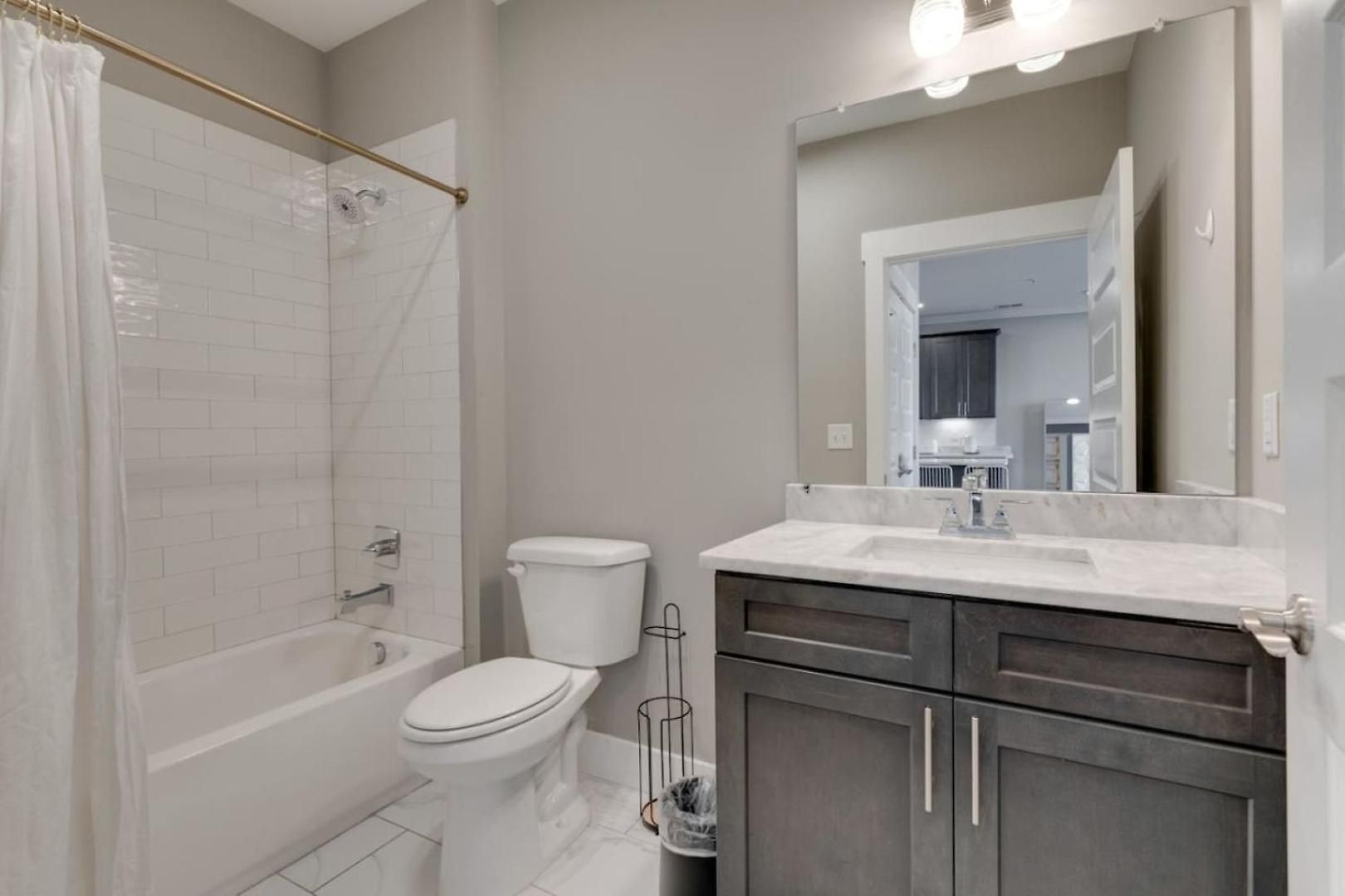 Stunning Nations Minutes From Broadway Apartment *