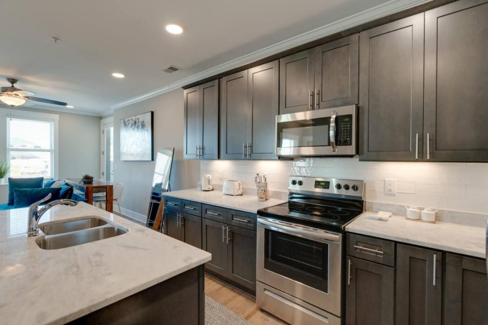 Stunning Nations Minutes From Broadway Apartment