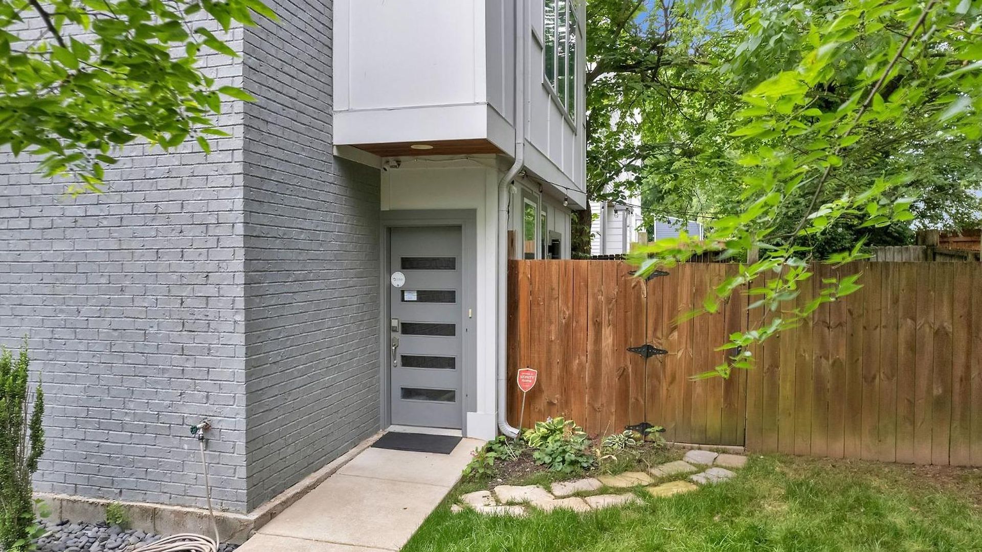 Holiday home Lux East Nash-hot Tub & Rooftop Patio