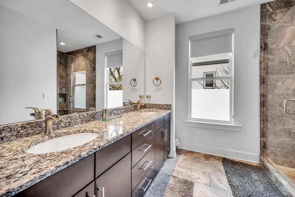 Lux East Nash-hot Tub & Rooftop Patio *