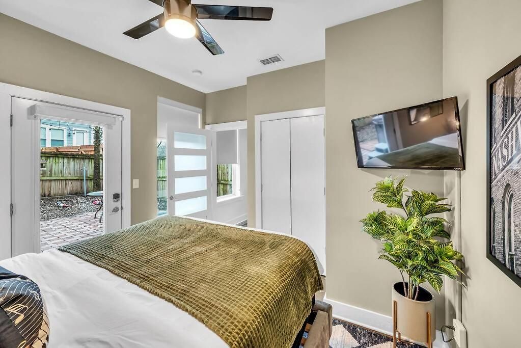 Lux East Nash-hot Tub & Rooftop Patio Holiday home *