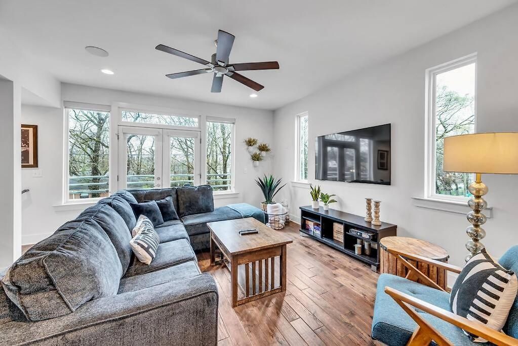 Lux East Nash-hot Tub & Rooftop Patio Holiday home *