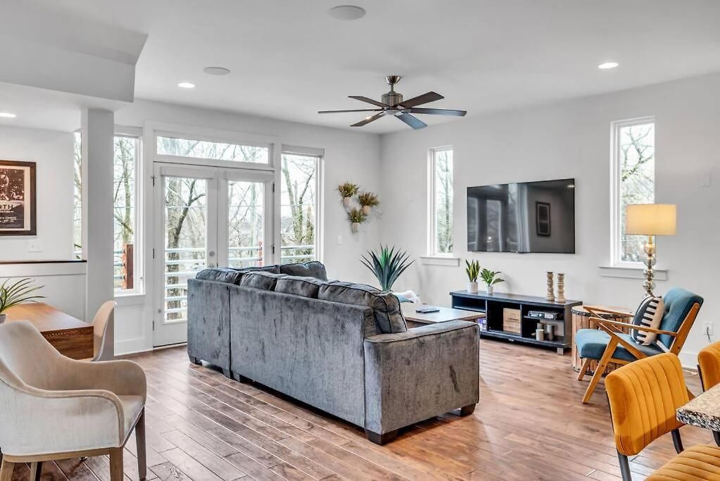 Lux East Nash-hot Tub & Rooftop Patio *